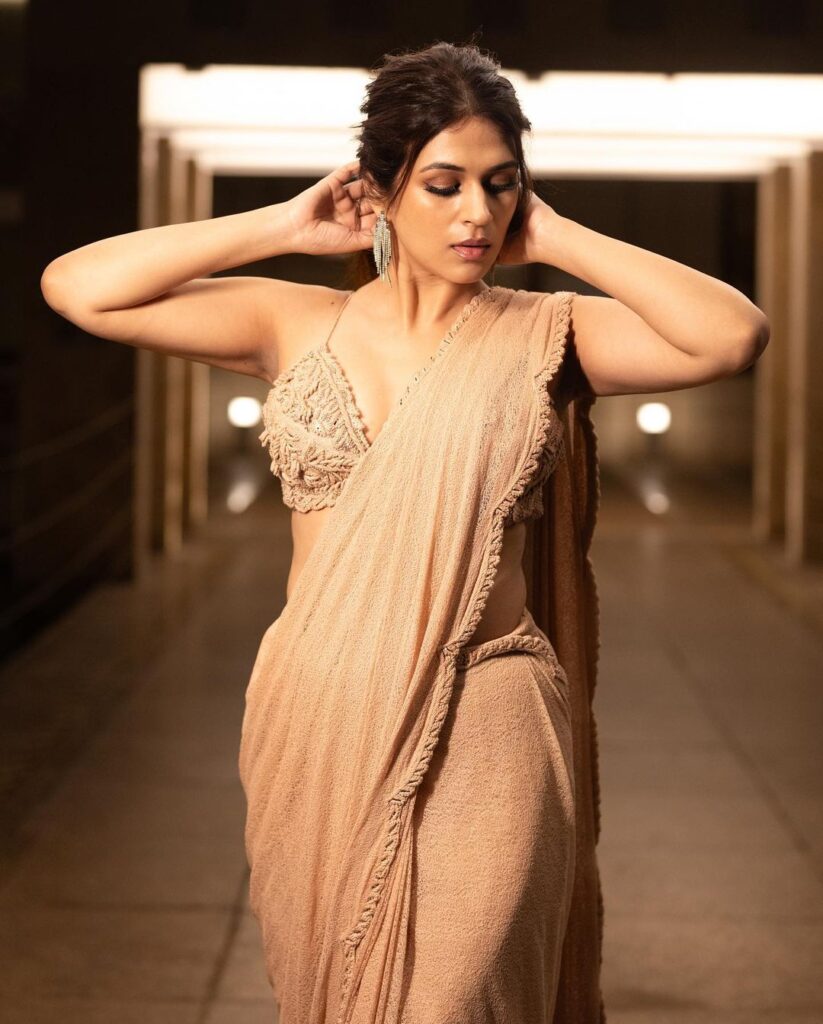 Artistry in motion: Shraddha Das dons a mesmerizing saree, showcasing timeless elegance