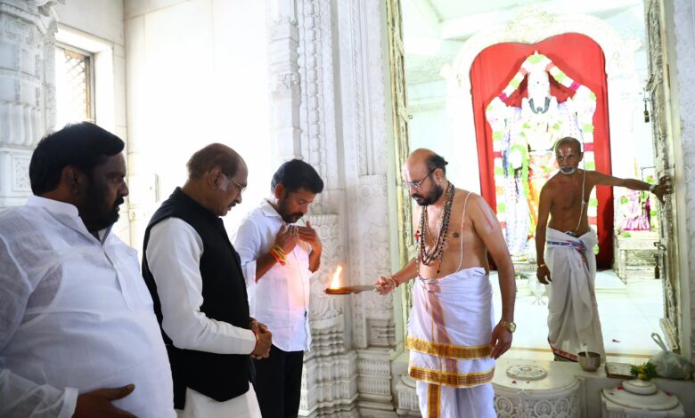 Revanth Reddy in Birla Temple with Congress leaders.