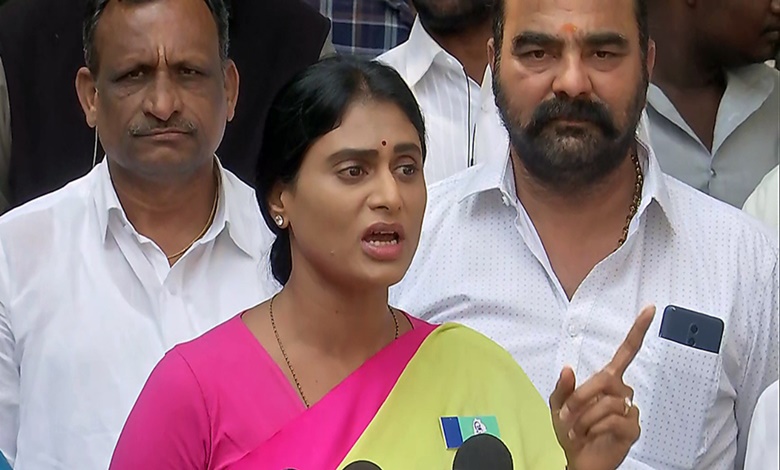 YSRTP chief YS Sharmila speaking angrily in a roadshow.