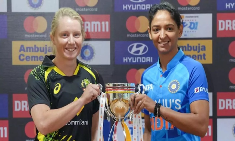 Aussie captain Meg Lanning and Indian Captain Harmanpreet hold the cup together.