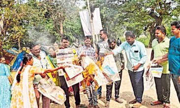 AP volunteers burning Eenadu and Andhra Jyoti