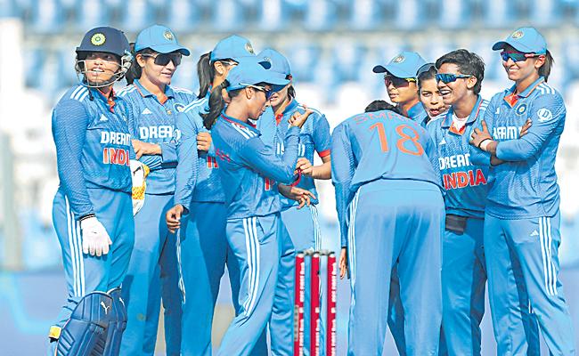 India women's ODI team regroup at the pitch.