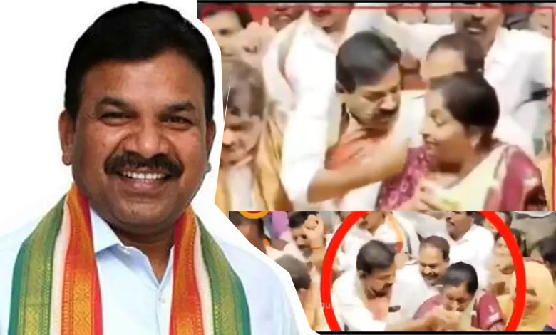 Kavvampally Satyanarayana misbehaves with woman leader.