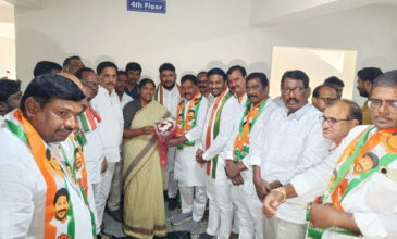 Seethakka amidst new joinees and leader fo Congress