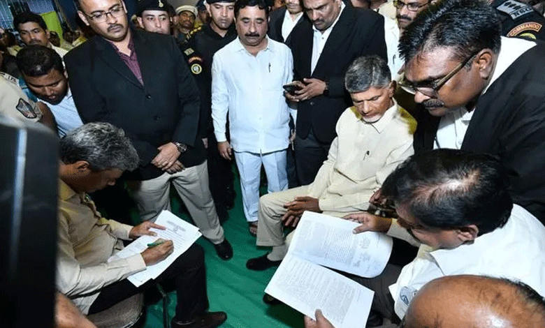 Chandrababu in court with lawyers