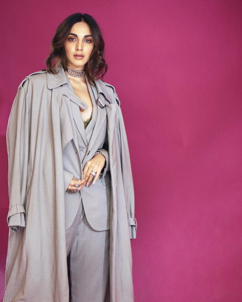 Kiara's boss lady vibes in a fashionable grey ensemble