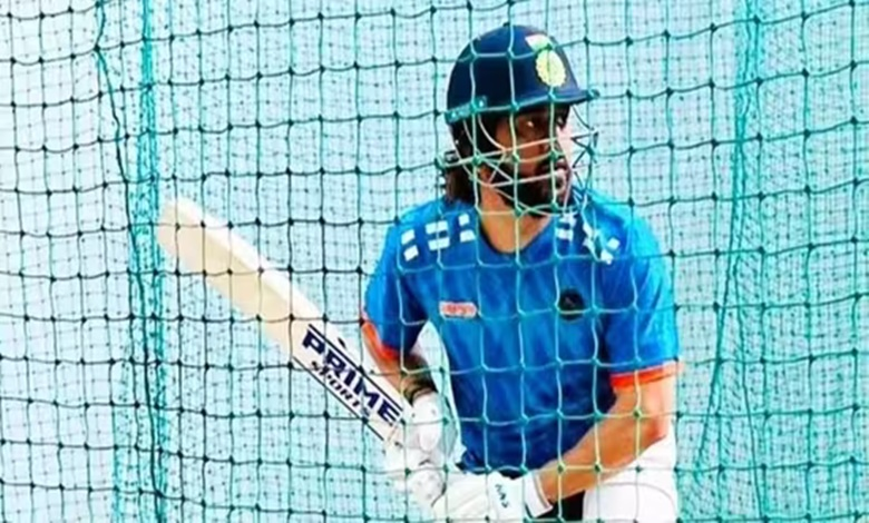 MS Dhoni doing practicing in nets.