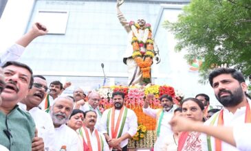 Telangana Congress top leaders at YSR statue.
