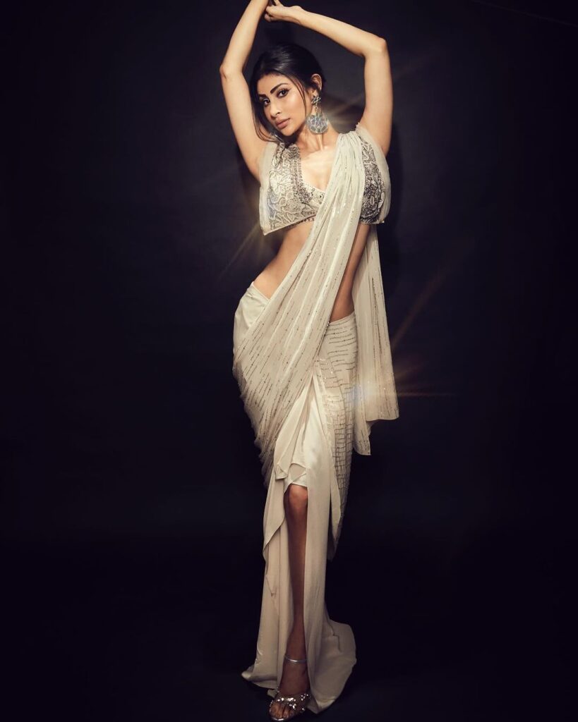 Mouni Roy mesmerizes in classic Indian attire