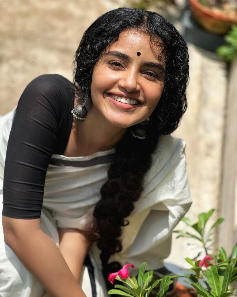 Anupama's beauty shines in white saree, black blouse